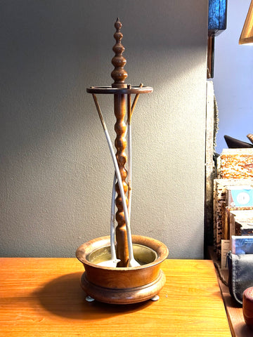Dutch pipe rack with clay pipes
